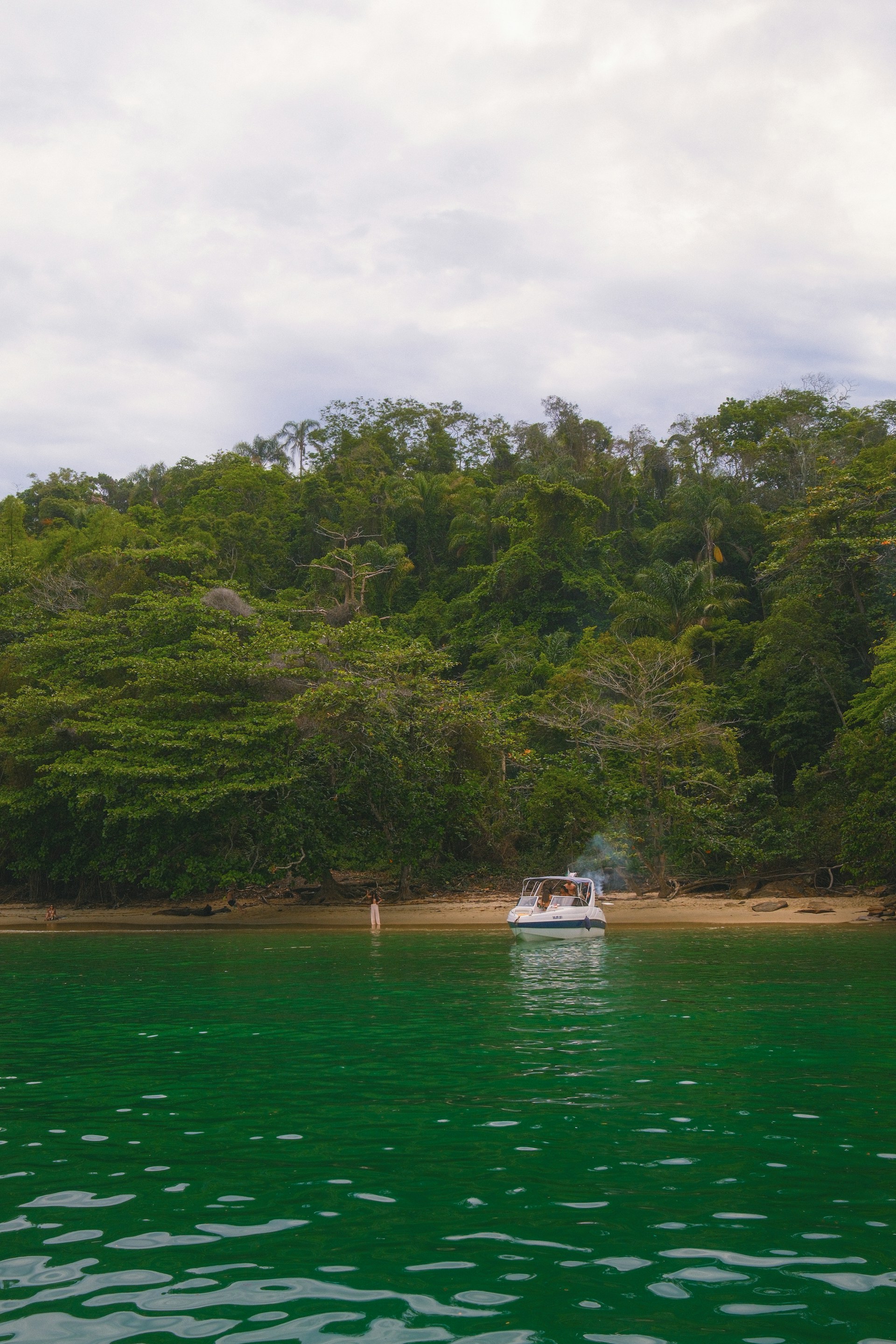 Barco junto à Costa Verde