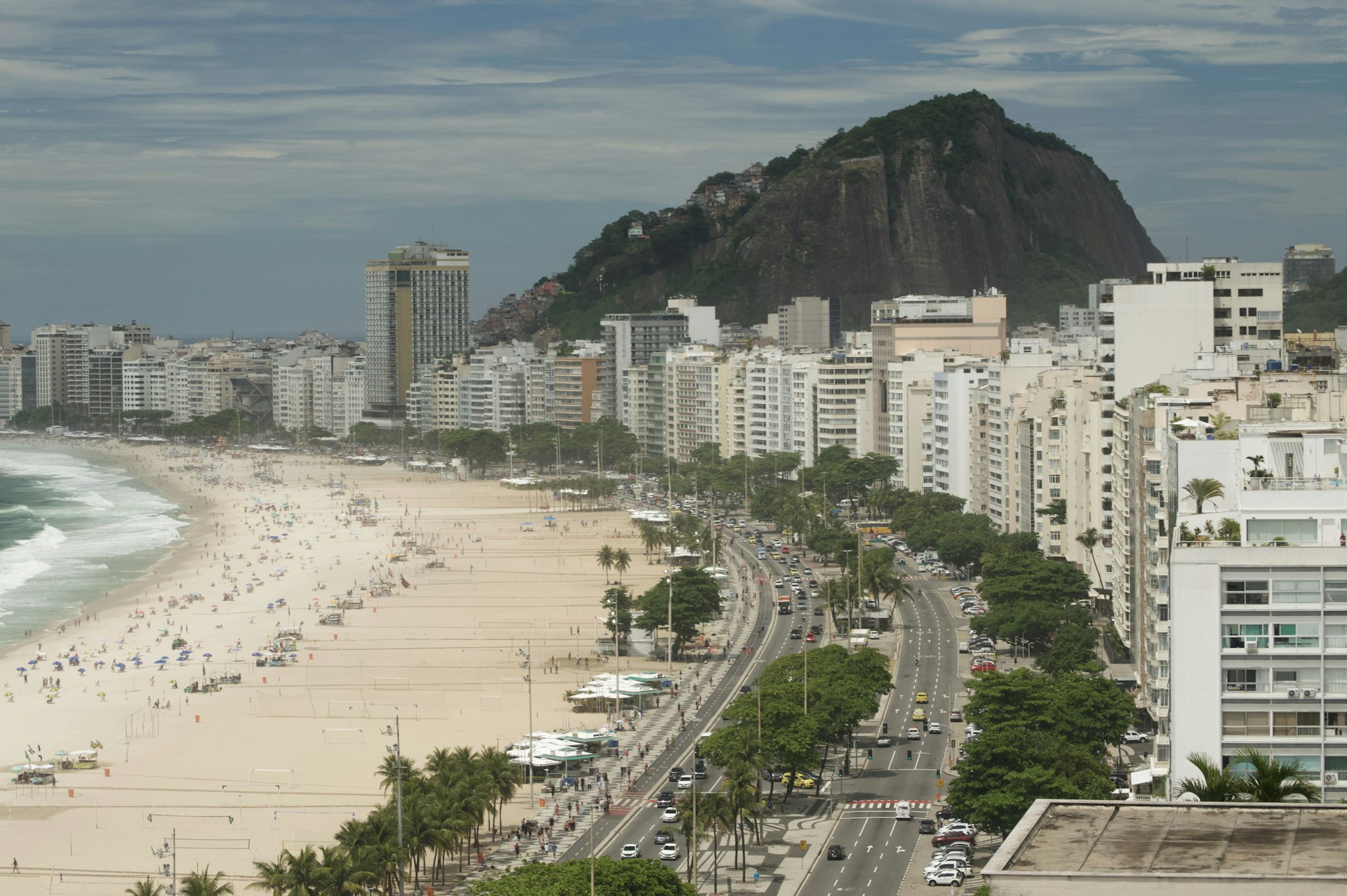 Praia de Copacabana e montanhas do Rio